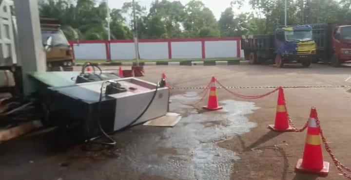 Diduga Berebut Antrean, Truk Tabrak Mesin Pompa Solar di SPBU Kubu Raya