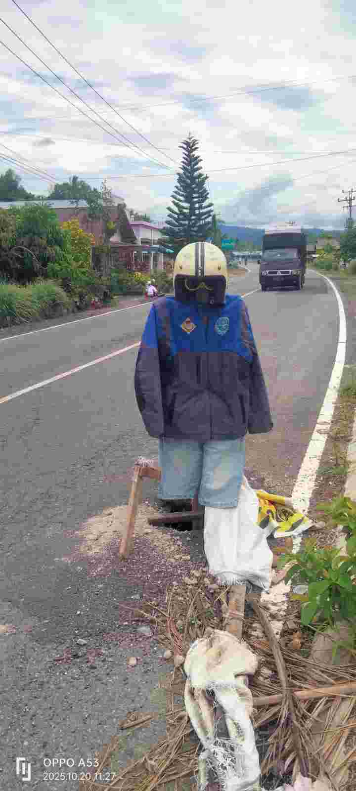 Warga Pasang Boneka Penunggu di Jalan Nasional yang Rusak Parah.