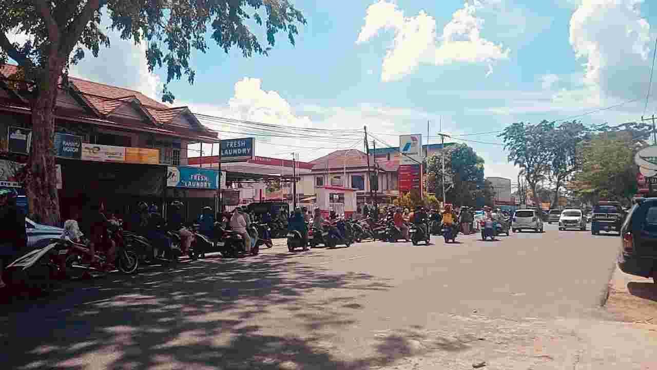 Antrean BBM Mengular, Klaim Stok Aman Dipertanyakan.