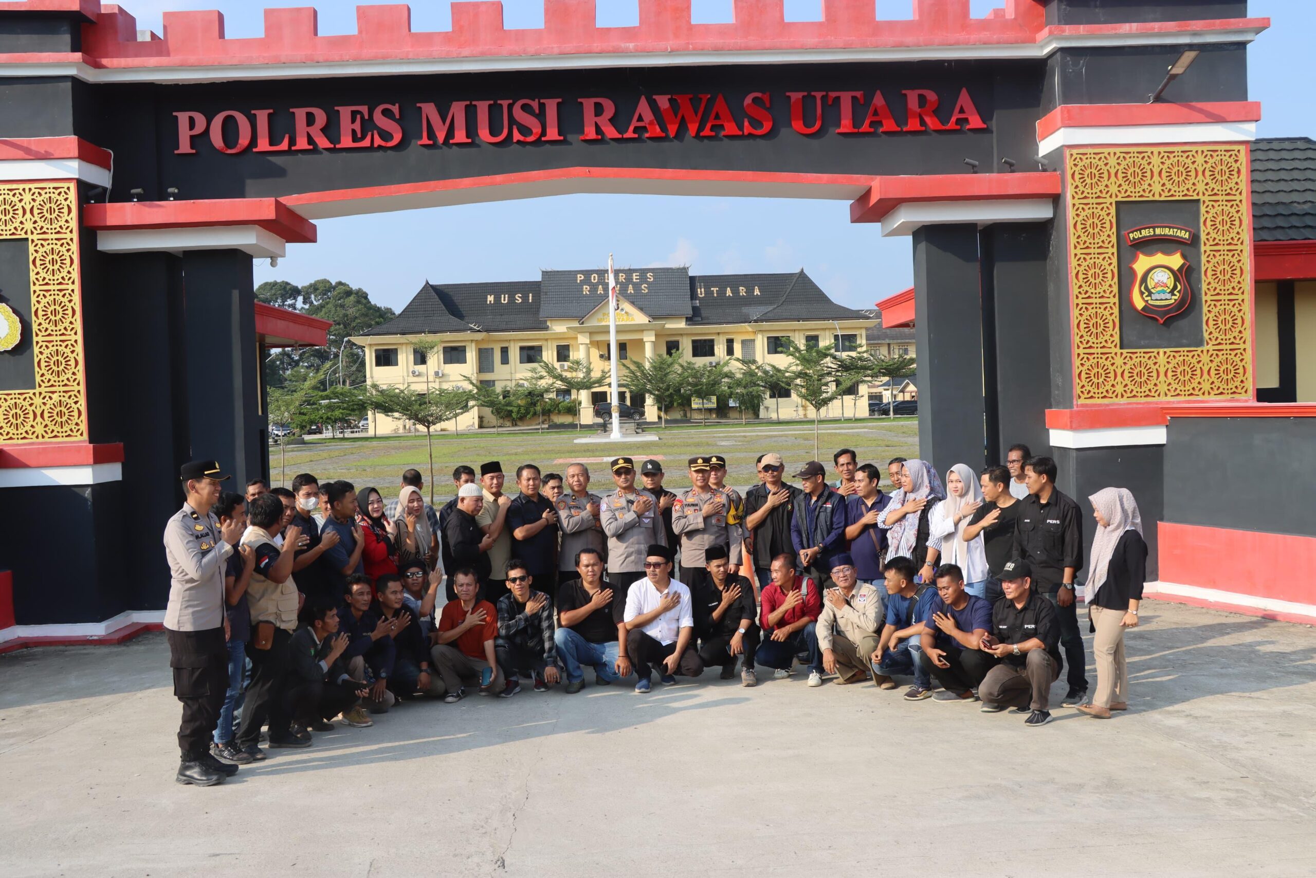 Polres Muratara Bersama Wartawan Bagikan Takjil.