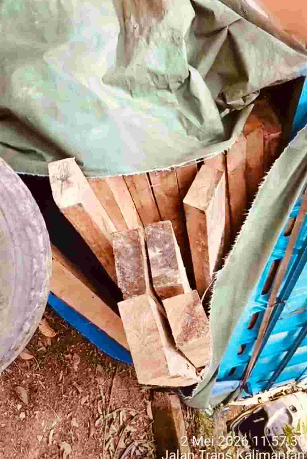 Truk Kayu Meranti Terguling, Sopir Akui Tanpa Dokumen.