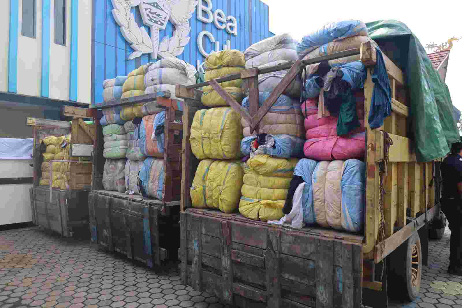 Bea Cukai Kalbar Gagalkan Ribuan Bale Pakaian Bekas.